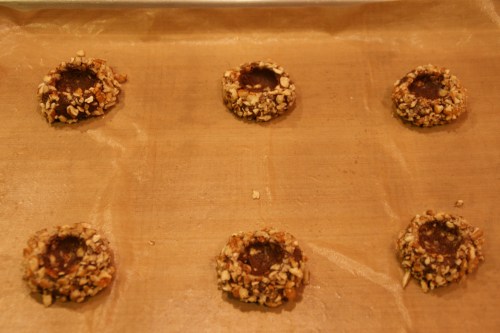 It helps to flatten the dough's circumference while you press