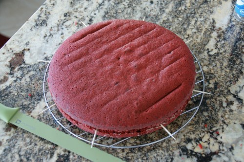 That's a very thin Pampered Chef bread knife; guide it along the toothpicks