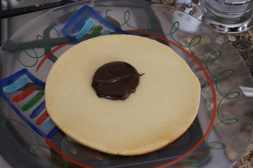 Just enough frosting to create a thin layer of filling!